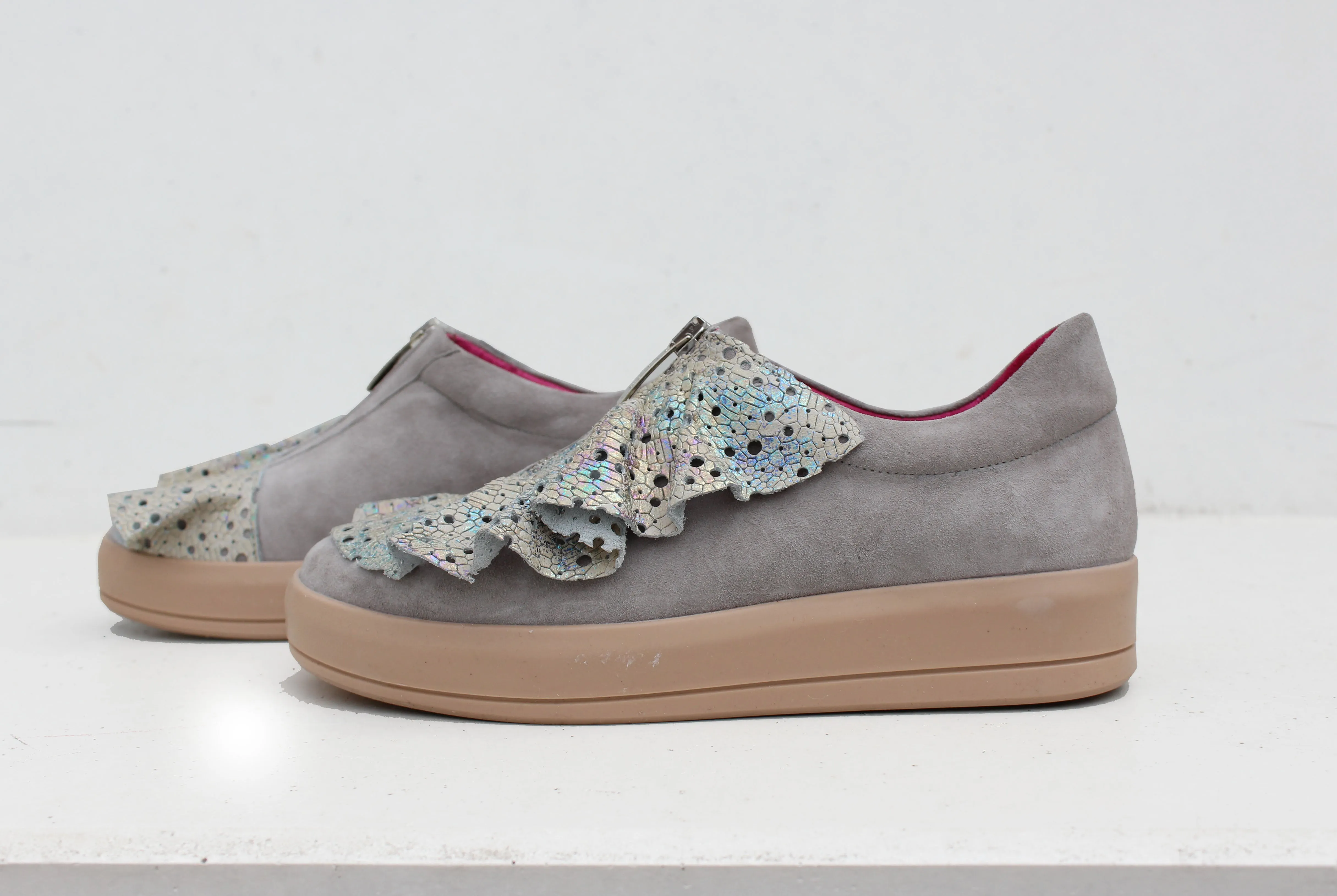 La Reine - Grey Iridescent Sneaker Last pair 41